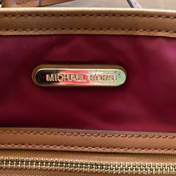 Elegant Burgundy Crossbody Bag - Picture 11 of 13